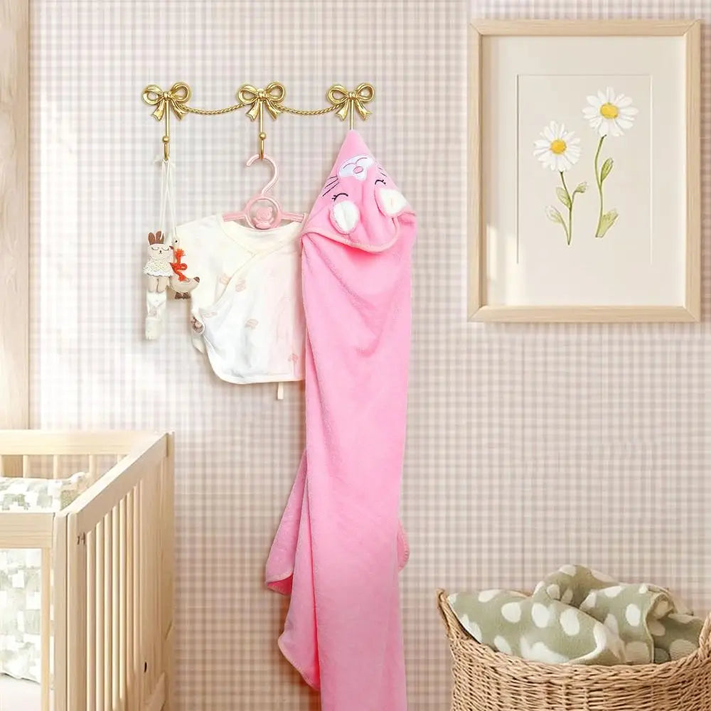 porte serviettes vintage rose ruban décoratif serviettes blanches rose jouets bébé