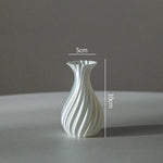 vase décoratif moderne minimaliste motif ondulé spirale opaque fleurs lilas violet table maison salon