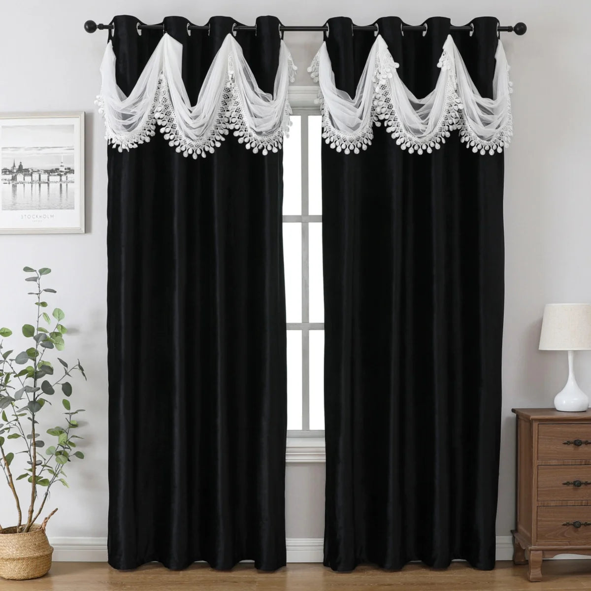 rideau noir velours dentelle classique élégant anneaux métalliques pompons opacitéintérieur chambre salon