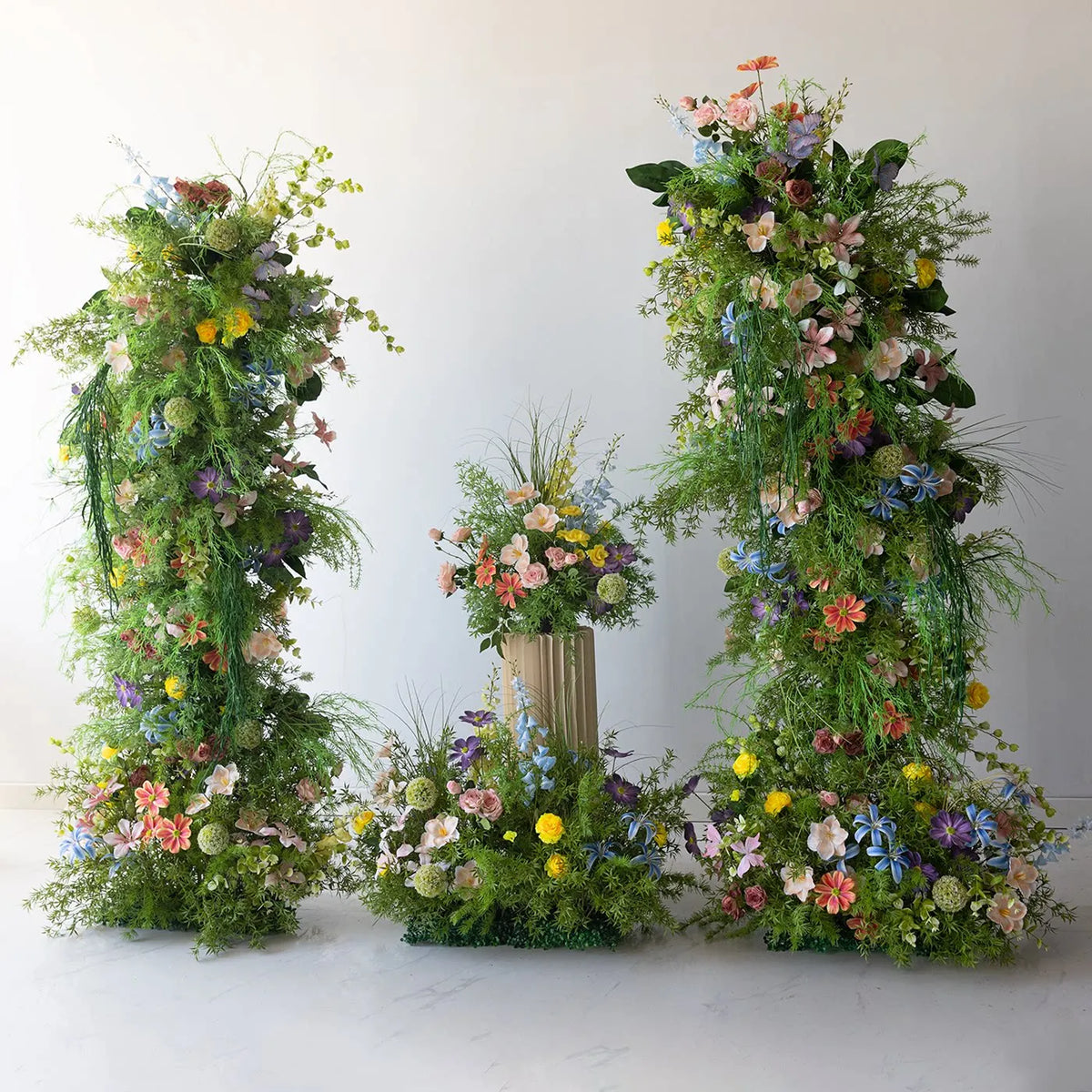 décoration murale bouquet fleurs artificielles roses blanches jaunes bleues feuilles vertes mariage fête événement