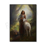 L'homme barbu, habillé d'un long vêtement, marche dans une forêt et caresse une brebis blanche à ses côtés.