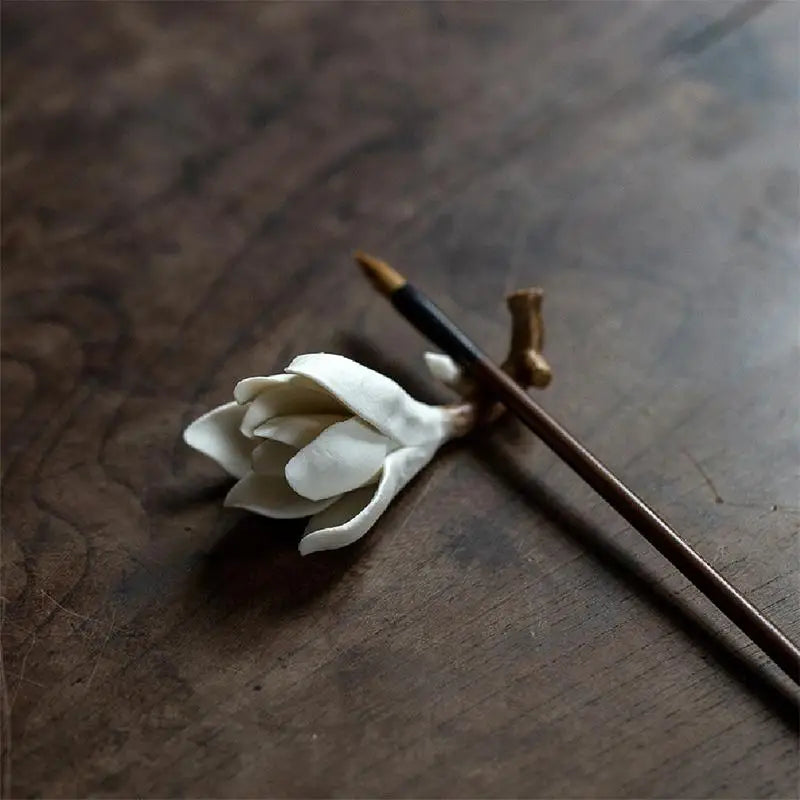 incensier fleur magnolia blanc marron texture bois vintage décoration thé fumée élégant asiatique assiette