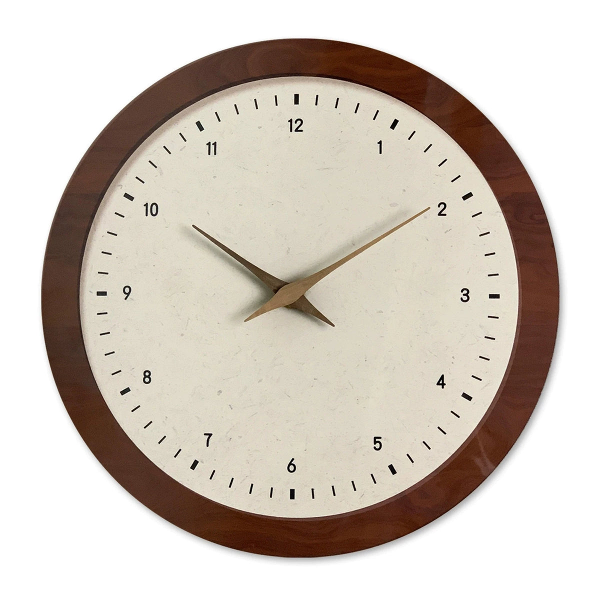 horloge murale bois marron aiguilles noires numeros blancs texture grunge moderne fixations quartz