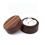 boîte bijoux bois marron moderne boîte rangement coussin blanc anneaux solitaires compartments organisation bijoux