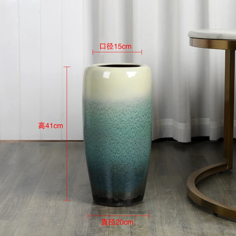 Beau vase en céramique de style moderne avec un dégradé de vert et de blanc, mesurant 41 cm de hauteur et 15 cm de diamètre.
