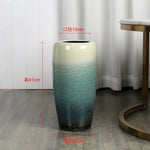 Beau vase en céramique de style moderne avec un dégradé de vert et de blanc, mesurant 41 cm de hauteur et 15 cm de diamètre.