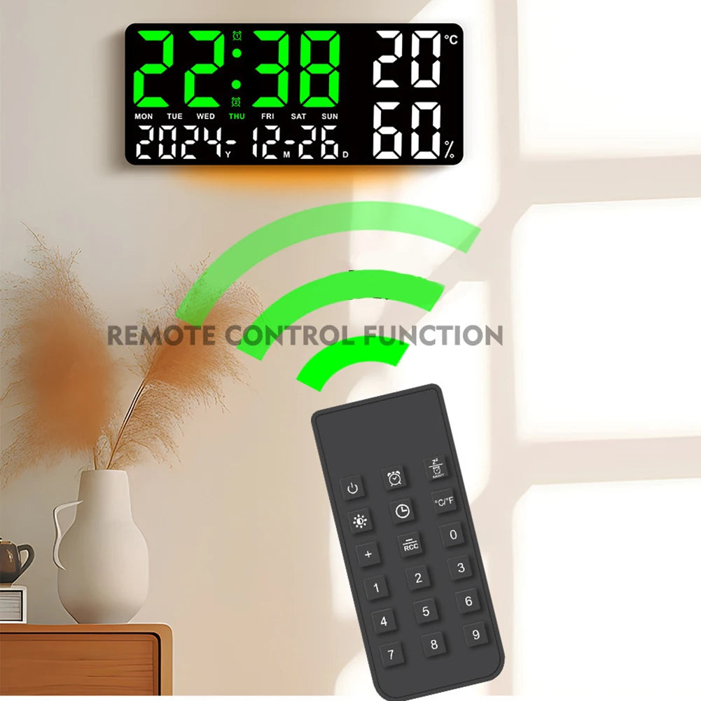 Horloge murale LED grand format noire dans un salon moderne