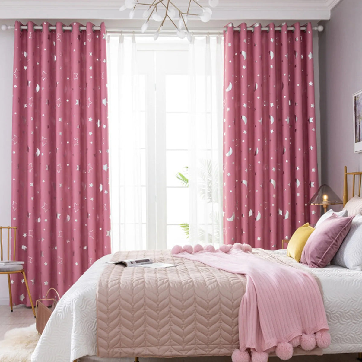 rideaux romains rose motifs lunes étoiles argentés chambre enfant isolation thermique fixations tringle