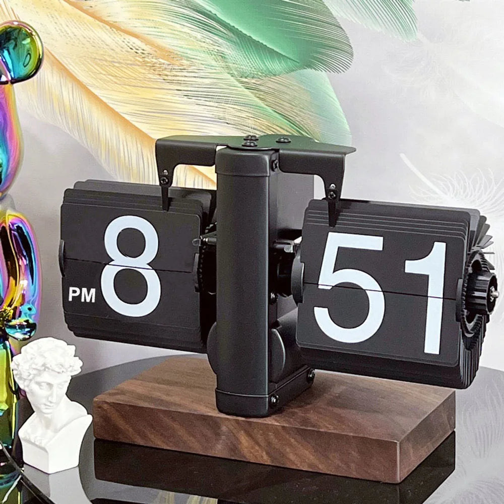 horloge flip numérique carrée vintage chiffres blancs fond noir base bois