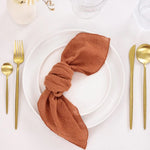 serviettes plissées coton marron rose bleu rouge minimalistes clips dorés mariage fête famille
