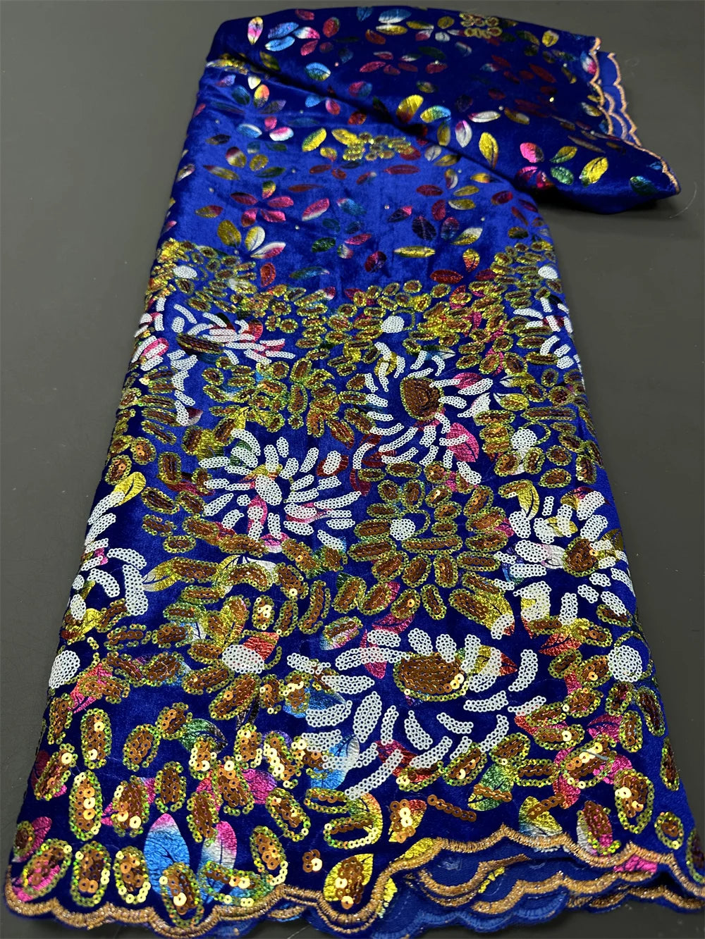 tissu décoratif brodé pailleté floral violet noir jaune rouge bleu vert sequins dentelle haute