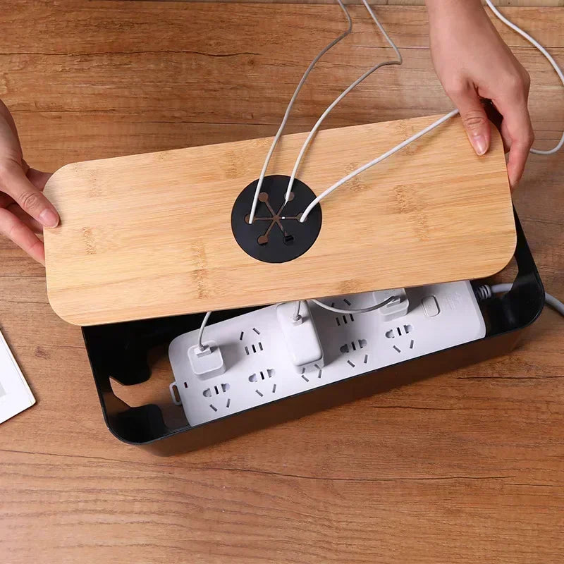 Boîte de rangement câbles en bois blanc sur un bureau moderne