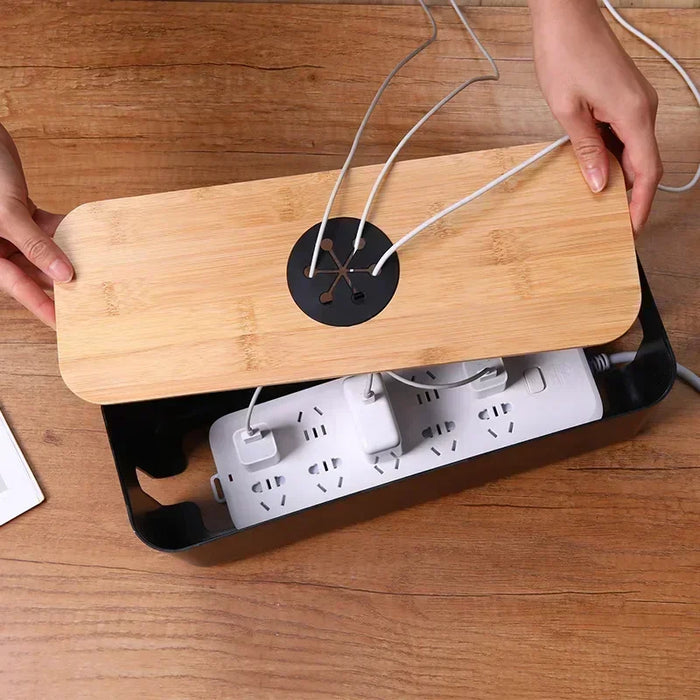 Boîte de rangement câbles en bois blanc sur un bureau moderne
