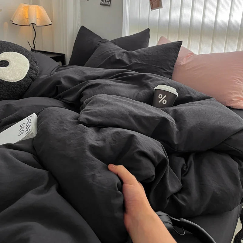 Parure de lit noire dans une chambre moderne avec décoration épurée