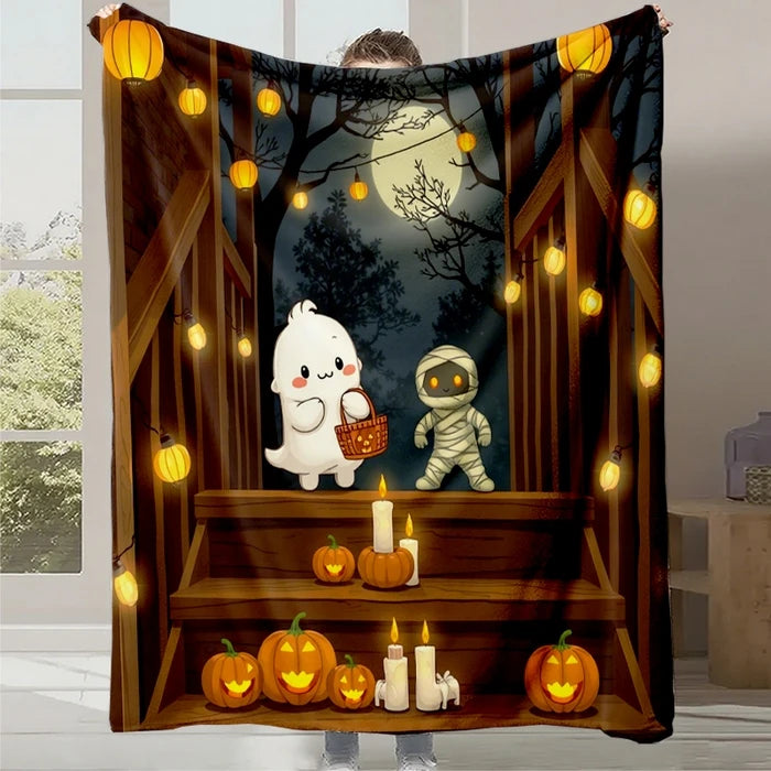 Cette image montre une scène d'Halloween décorée avec des citrouilles lumineuses, des personnages de dessin animé et des guirlandes de lanternes, dans un cadre forestier avec un clair de lune.