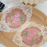 serviettes table vintage broderie florale dentelle rose blanc vert