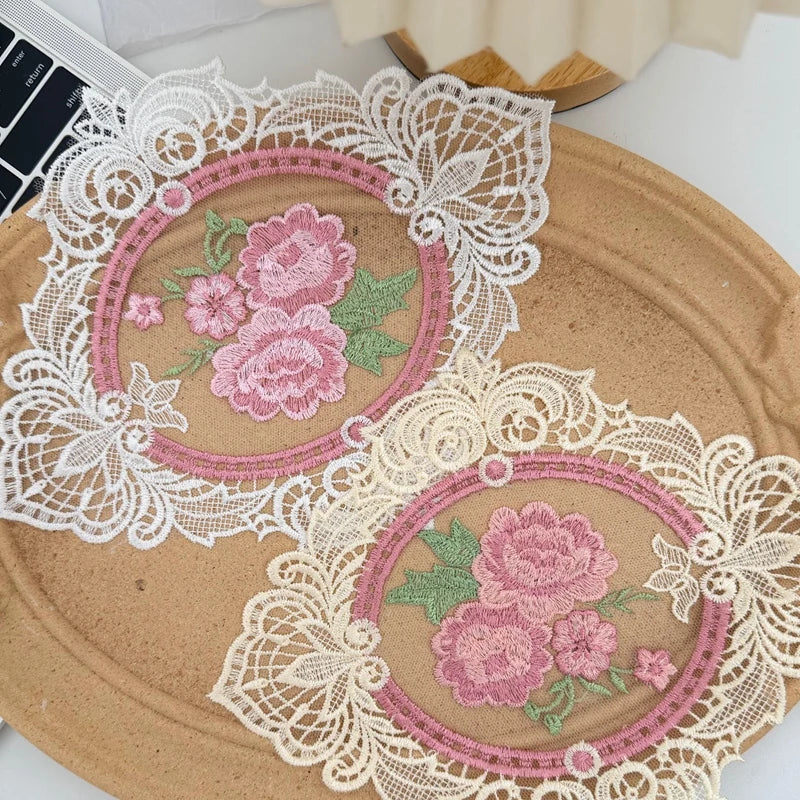 serviettes table vintage broderie florale dentelle rose blanc vert