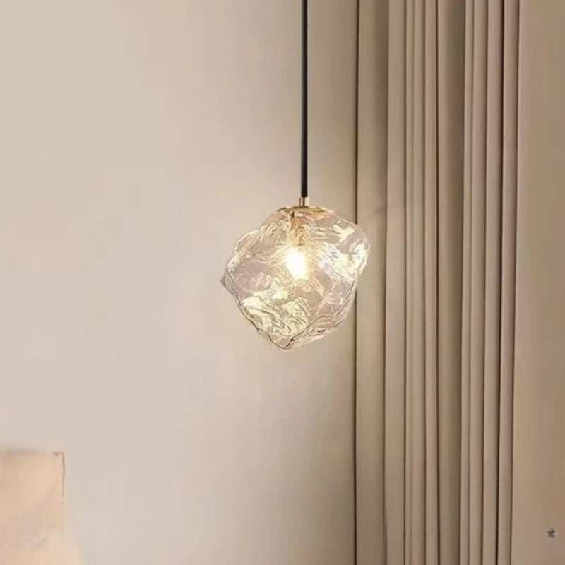 suspension lumineuse moderne transparente dorée texture grumeleuse brillante câble noir salon restaurant chambre principale