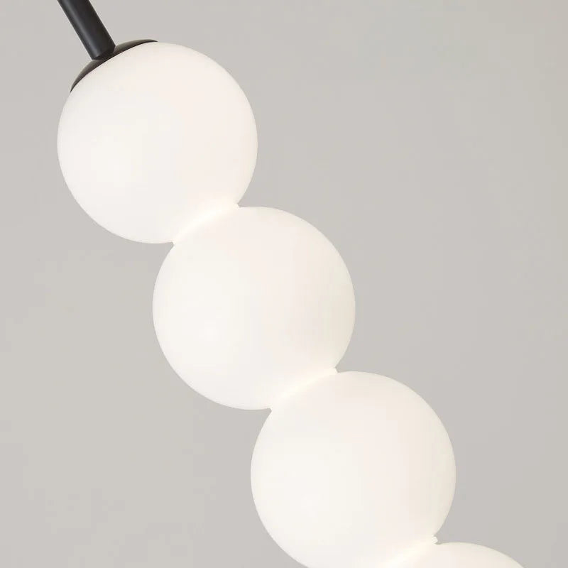 Lampe suspendue LED dans une chambre à coucher décorative