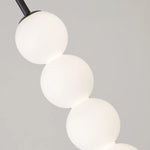 Lampe suspendue LED dans une chambre à coucher décorative