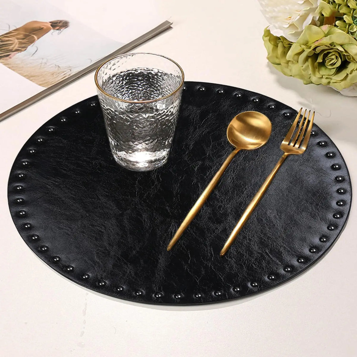 placemat moderne rond noir texture élevée rivets résistant chaleur lavable 35cm antiégratignures