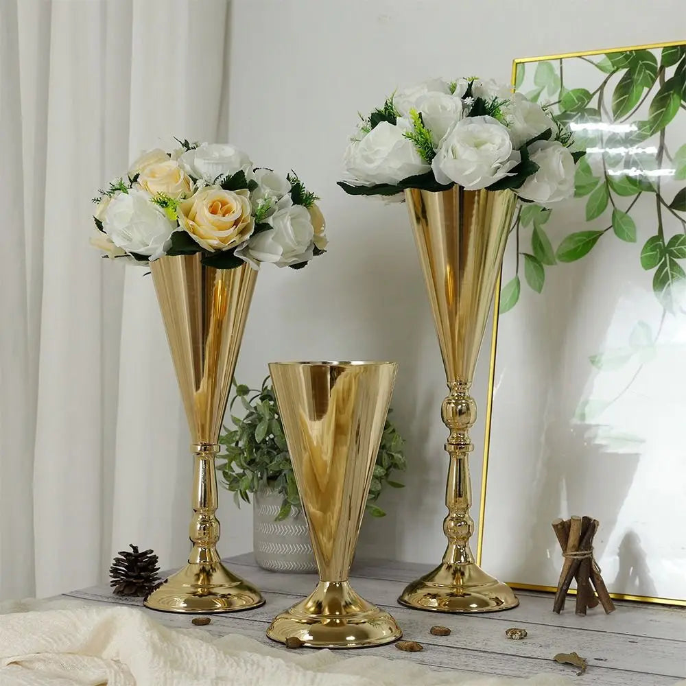 vases dorés classiques ornements floraux fleurs artificielles table mariage romantique