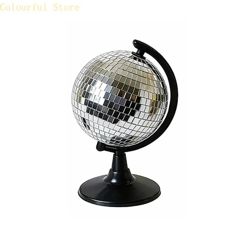 statues décoratives modernes globes argentés miroirs disco support noir ornement festive