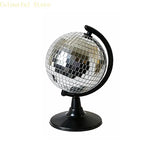 statues décoratives modernes globes argentés miroirs disco support noir ornement festive