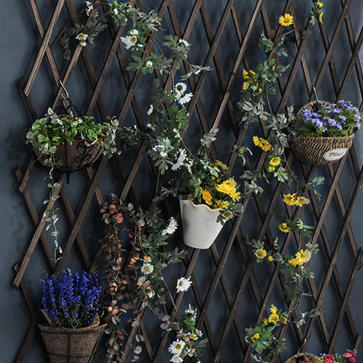 treillis bois rétractable marron foncé structure géométrique moderne fixation pliant verticalintérieur decoration plantes support