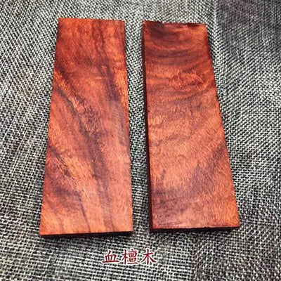 plaquettes bois sculptées grain naturel marbré artisanal noir marron clair foncé or rouge doré