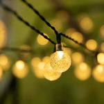 Détail des globes en cristal de la guirlande lumineuse solaire