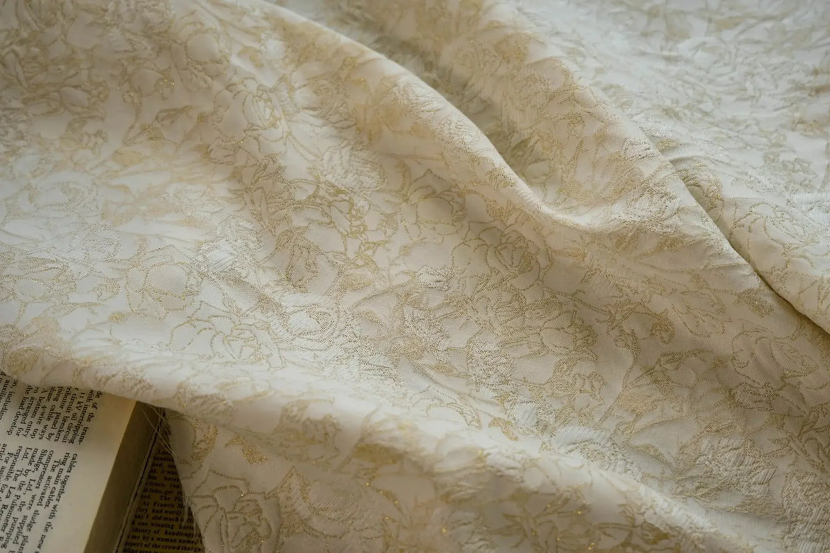 tissu polyester fleurs broderie classique blanc doré 150cm large résistant élégant coudre respectueux environnement