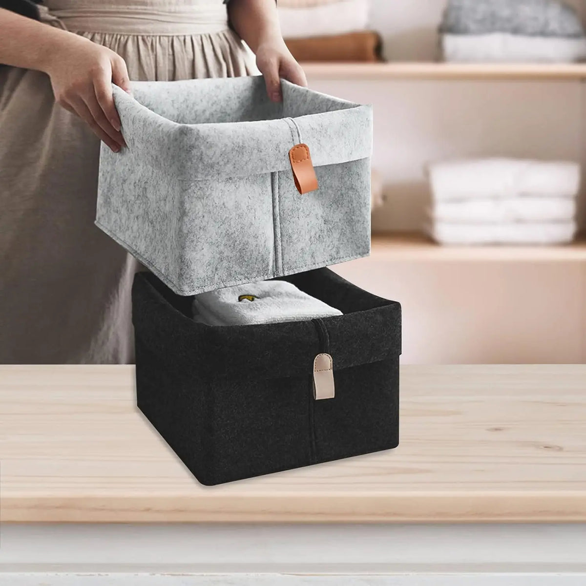 boîte rangement tissu veloutée gris clair foncée moderne pliable articles divers serviettes blanches broderie
