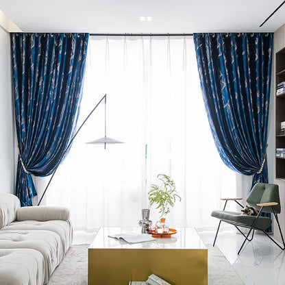 Salon lumineux avec rideaux bleu foncé à motifs modernes et mobilier contemporain
