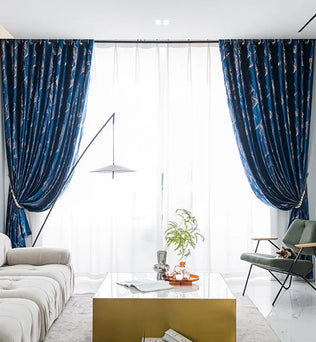Salon lumineux avec rideaux bleu foncé à motifs modernes et mobilier contemporain