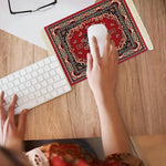 tapis souris rouge noir bleu or blanc ornements floraux adhésif clavier mains humaines