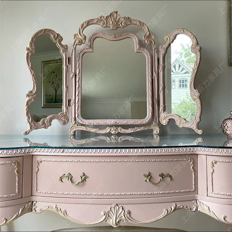 maquillage classique rose clair décorations baroques verre opaque tabouret miroir triptyque vase fleurs