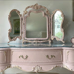 maquillage classique rose clair décorations baroques verre opaque tabouret miroir triptyque vase fleurs