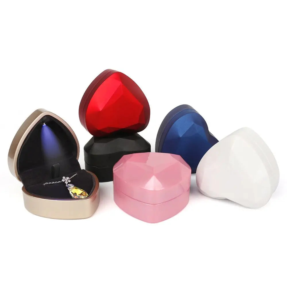 boîte bijoux contemporaine rouge rose noir blanc doré bleu facets géométriques transparente