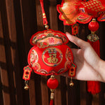 décorations suspendues rouges broderies chinoises ornements floraux symboles chance clochette dorée cordon rouge opacité
