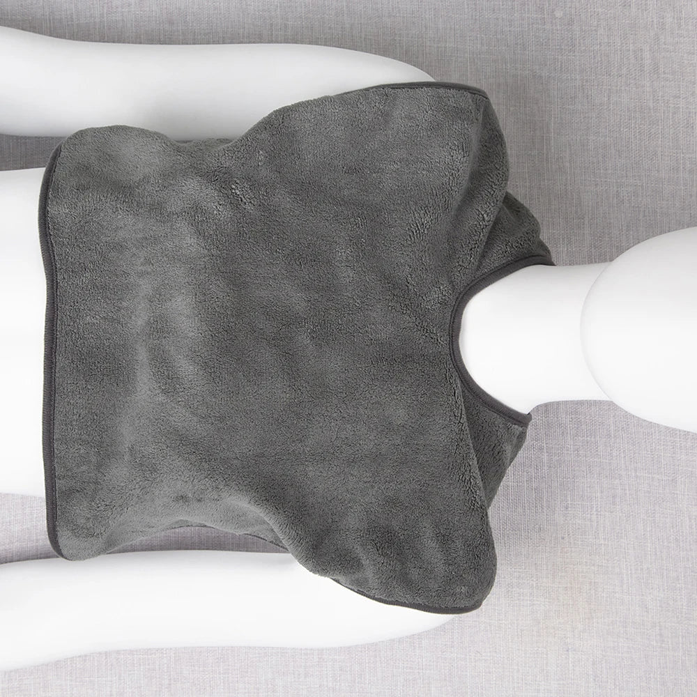 Une couverture en polaire grise douce et confortable, parfaite pour se détendre sur un canapé ou un lit.