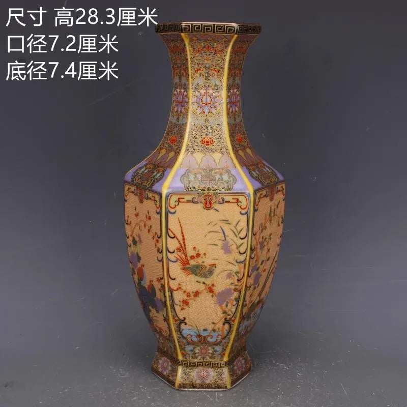 Un vase décoratif de style traditionnel chinois, orné de riches motifs colorés et de détails élégants, offrant une magnifique pièce d'art et de design.