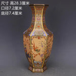 Un vase décoratif de style traditionnel chinois, orné de riches motifs colorés et de détails élégants, offrant une magnifique pièce d'art et de design.