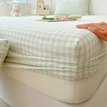 protège matelas carreaux bleu clair gris clair rose clair jaune clair vert clair classique