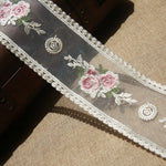 ruban dentelle fleurs roses feuilles vertes classique romantique blanc rose clair vert pastel