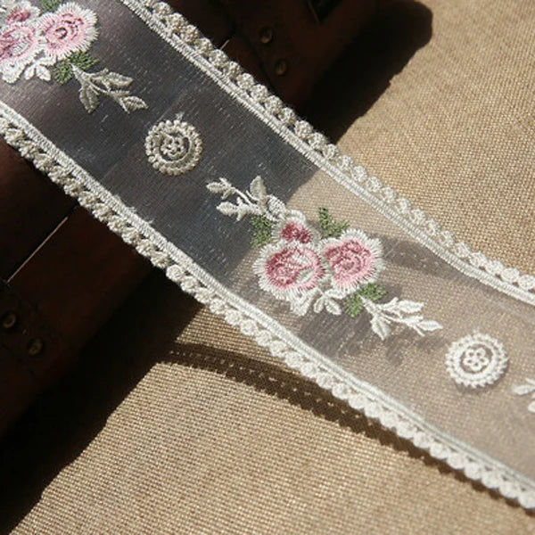 ruban dentelle fleurs roses feuilles vertes classique romantique blanc rose clair vert pastel