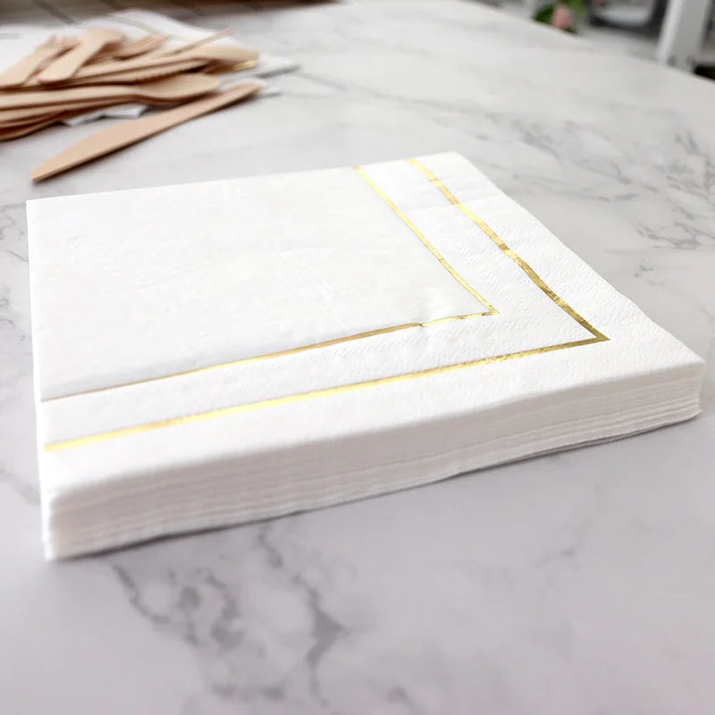 serviettes papier blanc doré classiques occasions festives mariage anniversaire élégantes lignes dorées simples texture