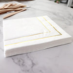 serviettes papier blanc doré classiques occasions festives mariage anniversaire élégantes lignes dorées simples texture