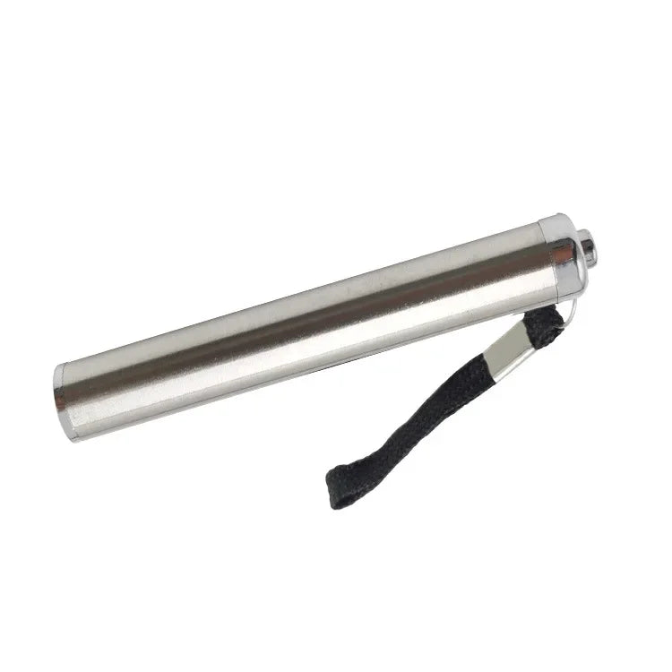 lampe torche argentée moderne lisse cordelette batterie AA inclusion camping