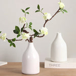 vase céramique blanc moderne minimaliste fleurs artificielles livres décoration intérieure zen